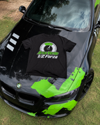 T-Shirt Arco Verde 1/2 Forza fotografata su auto verde